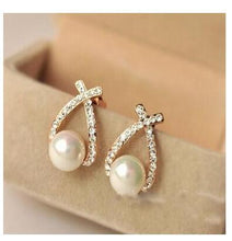 Load image into Gallery viewer, Wholesale Fashion Gold Crystal Stud Earrings Brincos Perle Pendientes Bou Pearl Earrings For Woman