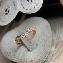 Load image into Gallery viewer, 2018 New Fashion Jewelry Ring V-type Unique Design Inlaid Imitation Crystal Ring Jewelry Wholesale Free Shipping