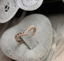 Load image into Gallery viewer, 2018 New Fashion Jewelry Ring V-type Unique Design Inlaid Imitation Crystal Ring Jewelry Wholesale Free Shipping